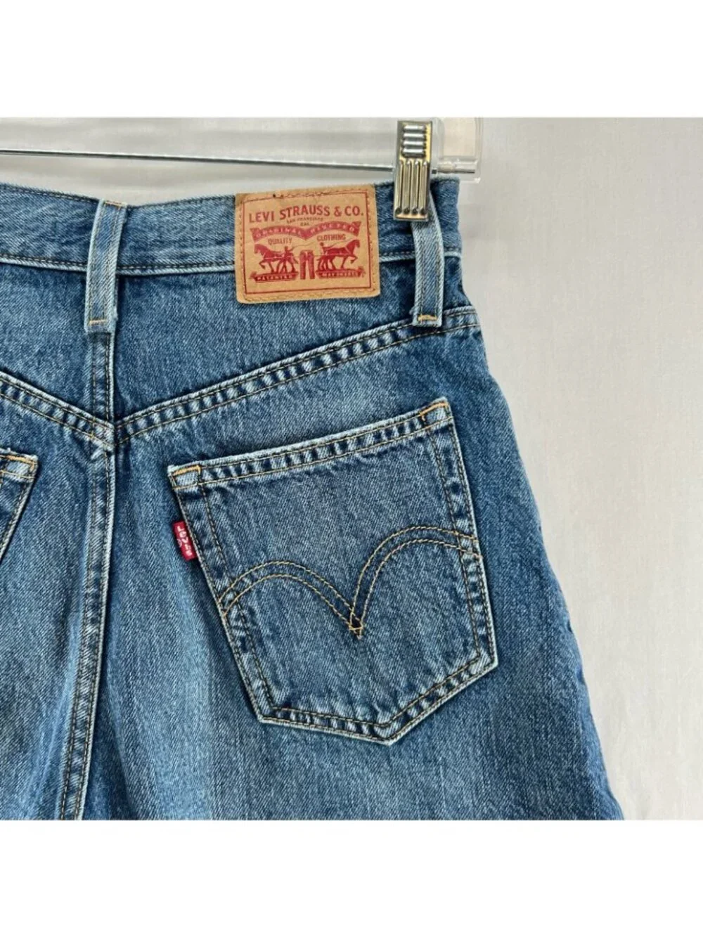 Levi's High Waisted Mom Shorts Womens 25 Zip Fly Pockets Medium Wash Denim Blue